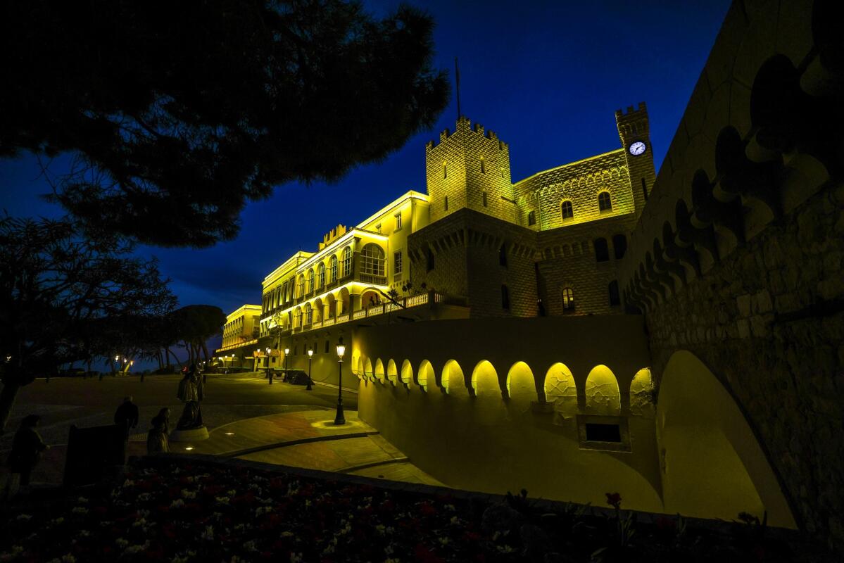 Le Palais Princier illuminé en jaune à J-100 du Grand Départ du Tour de France
