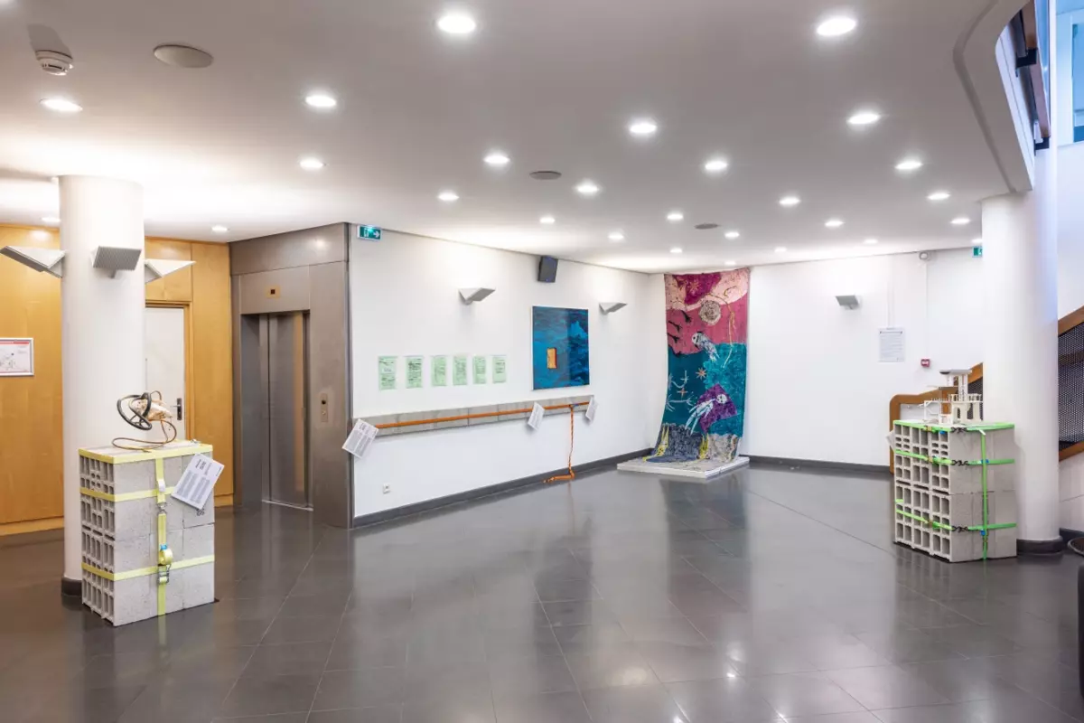 Les artistes des Ateliers du Quai Antoine Ier s’exposent au Théâtre des Variétés