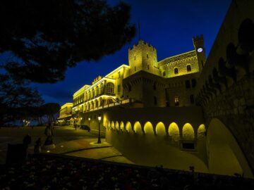 Le Palais Princier illuminé en jaune à J-100 du Grand Départ du Tour de France